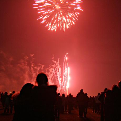 この焚き火の夜、英国で花火大会を見るのに最適な場所