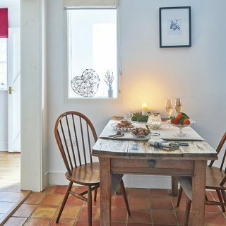 חדר אוכל מסורתי לבן עם ריהוט עץ