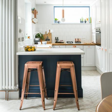 Balta virtuvė su silkės grindimis, u formos virtuvė ir pusryčių baras