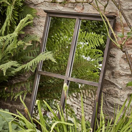Dārza spoguļu idejas: pārpludiniet dārzus ar gaismu, lai radītu telpas ilūziju