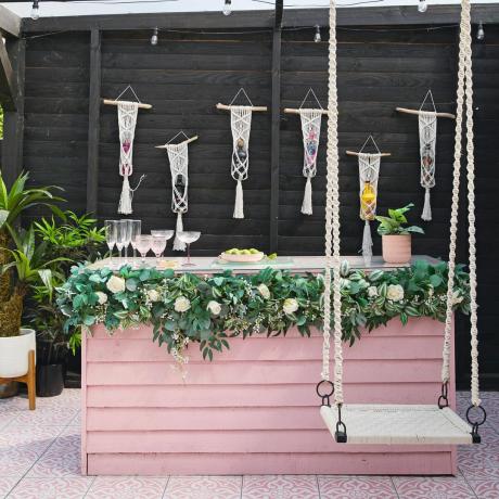 jardin avec bar DIY rose et balançoire