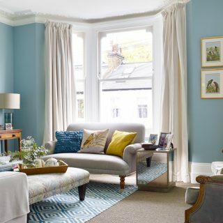 Sala de estar tradicional con paredes de color azul vivo