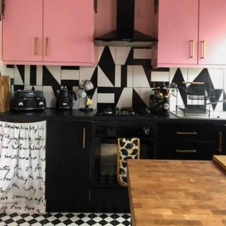 monokromt kök med rosa väggskåp