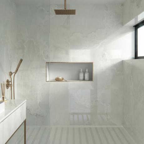 Badezimmer aus grauem Marmor
