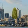 A tervezőcsapat bemutatja azt a tervét, hogy a londoni Gherkin épületet óriási zöld savanyúsággá alakítják!