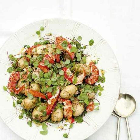 Салат из омаров, молодого картофеля, гороха и щавеля