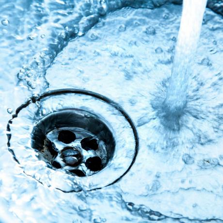 Penge ned i afløbet - eksperter siger, at skift til blødt vand kan spare £ 350