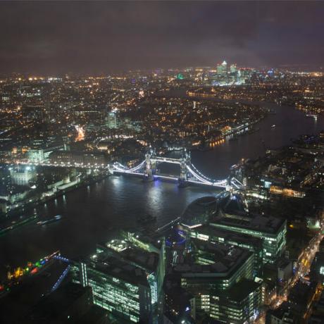 สถานที่สำคัญในลอนดอน เช่น Tower Bridge และ Canary Wharf ดูเหมือนของเล่นเลโก้จากจุดชมวิวที่สูง 800 ฟุต ลิขสิทธิ์ The View from The Shard