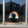 Folgen Sie dem Regenbogen – dem herzerwärmenden Fenstertrend, der die ganze Welt erfasst