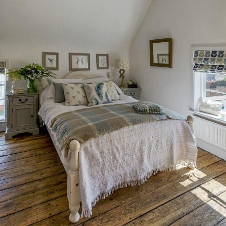 Poznaj ten świeży i przewiewny XVI-wieczny domek w sypialni w Suffolk, wymieniony na liście klasy II
