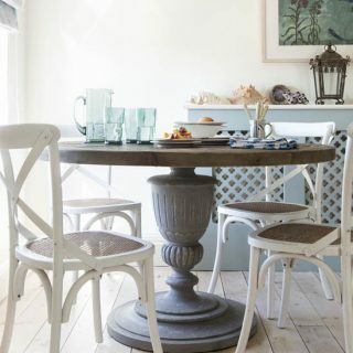 Elegante eetkamer met blauwe en grijze tinten