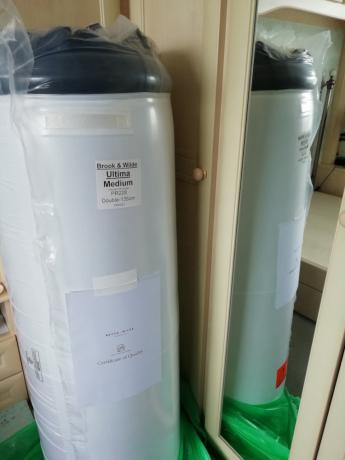 Upprullad madrass i plastförpackning med kvalitetscertifikat