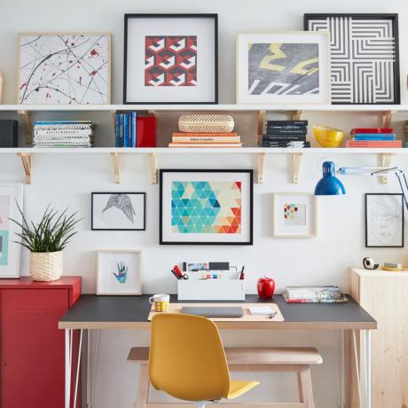 Oficina en casa con estanterías coloridas