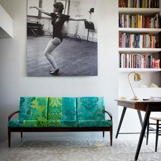 Bureau à domicile avec canapé vert moderne et art mural | Décoration de bureau à domicile | Livingetc | Housetohome.fr