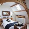 7 krásnych spální s drevenými rámami
