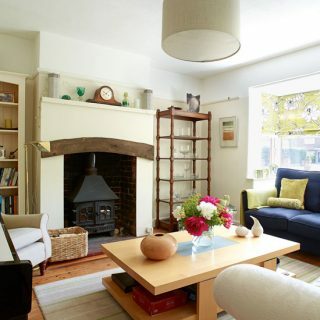 Lantligt vardagsrum med indigo soffa och mittbord soffbord