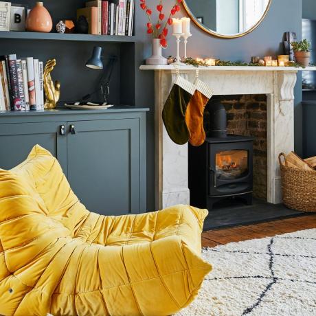 marineblå stue med gule accenter
