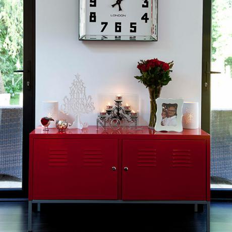 Hol contemporan cu bufet roșu | Decorarea holului | Stil acasă | Housetohome.co.uk