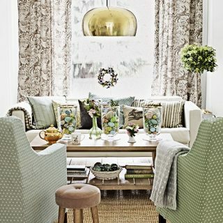 Salón campestre con lámpara colgante dorada | Decoración de salas de estar | Hogares y jardín | Housetohome.co.uk