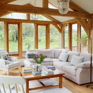 Salon z przepięknym widokiem na ogród | Dekorowanie salonu | Domy i wnętrza wiejskie | Housetohome.co.uk