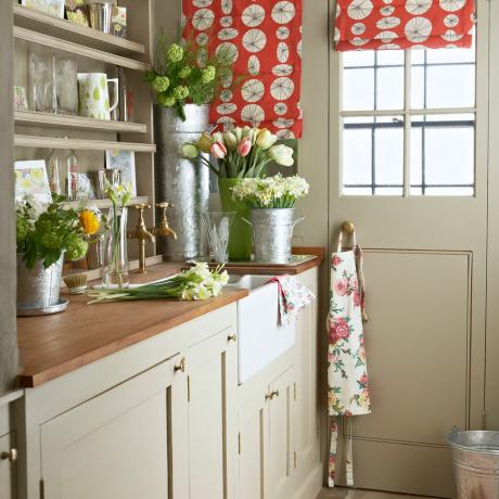 Landhaus-Hauswirtschaftsraum mit Blumen mit roter Jalousie
