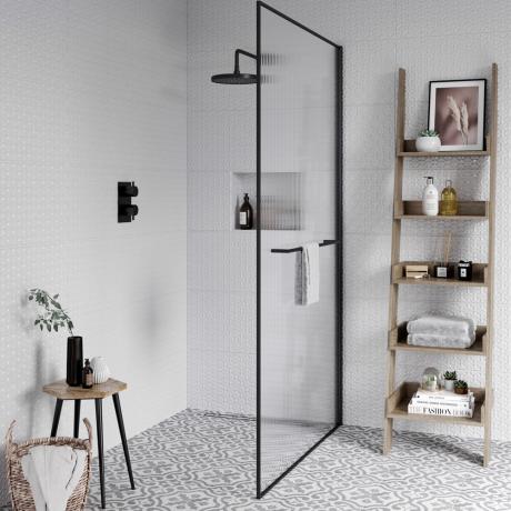 Banheiro branco com tela preta emoldurada