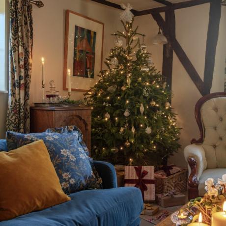 denkmalgeschütztes Suffolk Cottage mit Weihnachtsbaum und blauem Samtsofa