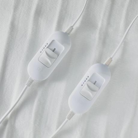 бяло електрическо одеяло с контролер за настройка на температурата