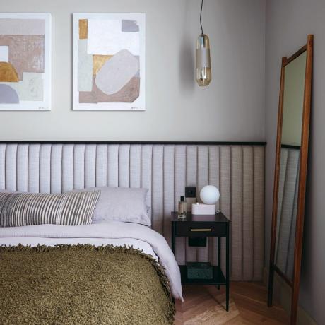 Ανοιχτό γκρι βαμμένο υπνοδωμάτιο με κρεμαστό τοίχο και κλινοσκεπάσματα σε ανοιχτό γκρι με πράσινο ριχτάρι