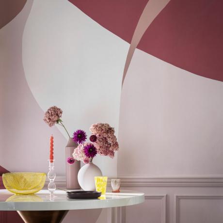 pared pintada con patrón rosa y blanco