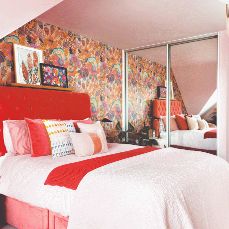 Ružičasta spavaća soba s ormarićem s ogledalom