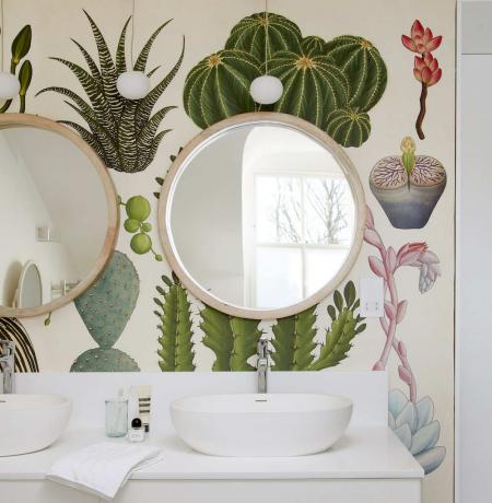 Vardagsrum med eget badrum med skräddarsydd tapetdesign av botaniska tryck