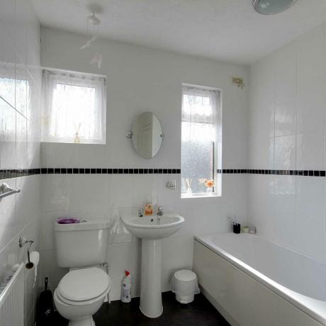 Eine Überarbeitung der bemalten Fliesen hat dieses Badezimmer für nur £ 150 von trist zu fabelhaft gemacht