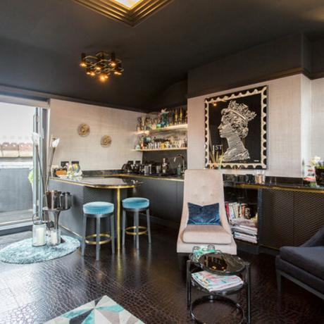 Das Innere der winzigen Mayfair-Wohnung sieht aus wie eine Cocktailbar