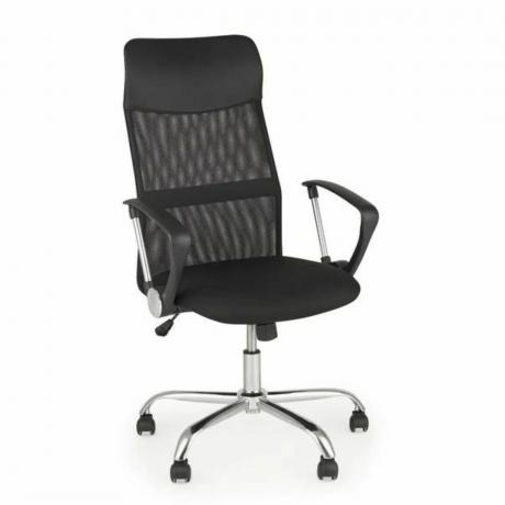 Una silla de oficina de malla negra con patas plateadas.