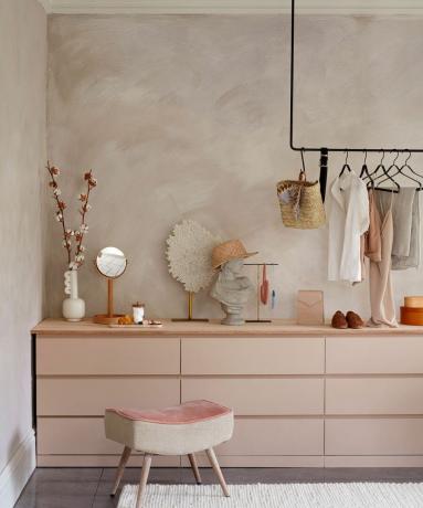 خزانة ذات أدراج من ايكيا مطلية باللون الوردي الباهت ومغطاة بلوح خشبي