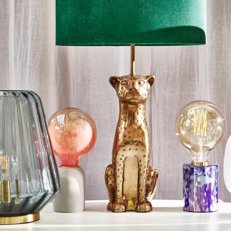 Леопардово зелено кадифено бюро и настолна лампа от Oliver Bonas