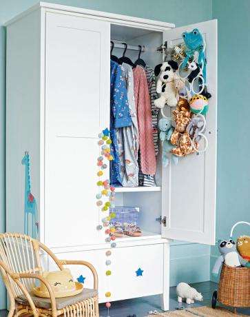 vit garderob med leksaker på dörrhållaren