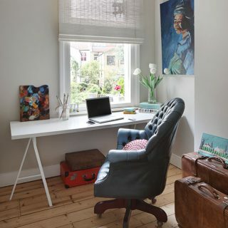 Grått hemmakontor med fåtölj med blå knappar | Inredning av hemmakontor | 25 vackra hem | Housetohome.co.uk