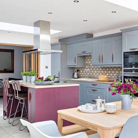 灰色のキャビネットと紫色の島のある灰色のキッチンのアイデア