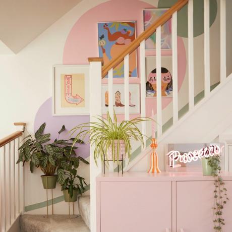 Kaunistatud roosa trepikoda ja seinakunst