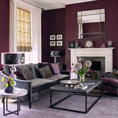 plommonfärgat vardagsrum med soffa, soffbord och inredning