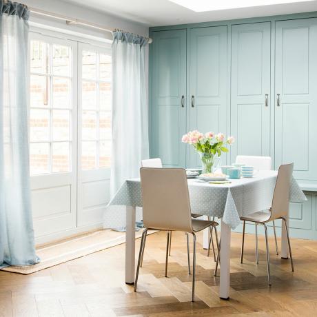 Remodelação-cozinha-galé com-azul-claro-armários-lanterna-teto-e-piso de parquete-10