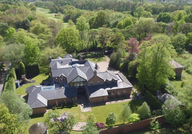 Het huis van Ryan Giggs staat te koop - en het is PRECIES wat je zou verwachten van het huis van een voetballer