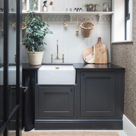 Mørkegrå kjøkkenelementer med belfast vask og veggpanel med knagghylle