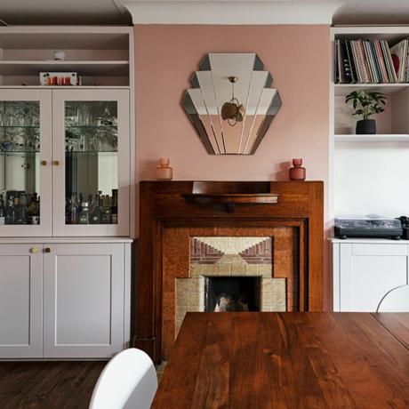ruang makan dengan perapian antik dan lemari putih