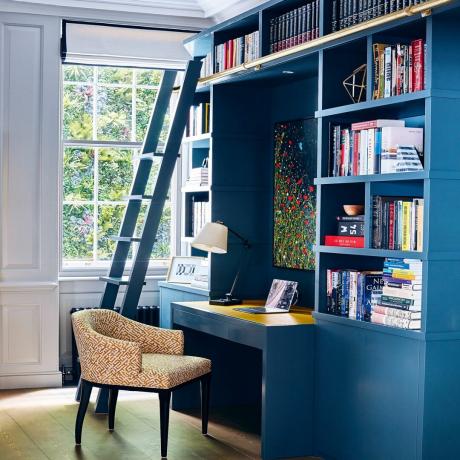 plavi ugradbeni stol i polica za knjige s naslonjačom s uzorkom