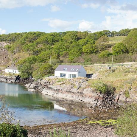 Explore esta deslumbrante casa de campo à beira do lago na Escócia