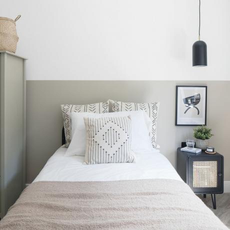 Grå soveværelse med hvidt sengetøj og sort sengebord