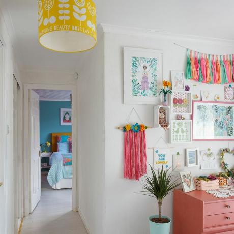Hvid pigesoveværelse med lyserød kommode og gallerivæg